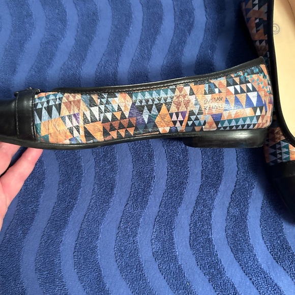 Jeon,size 9 1/2, Artsy flat,black toe cap with multi color Gustav Klimt artwork - Picture 2 of 7